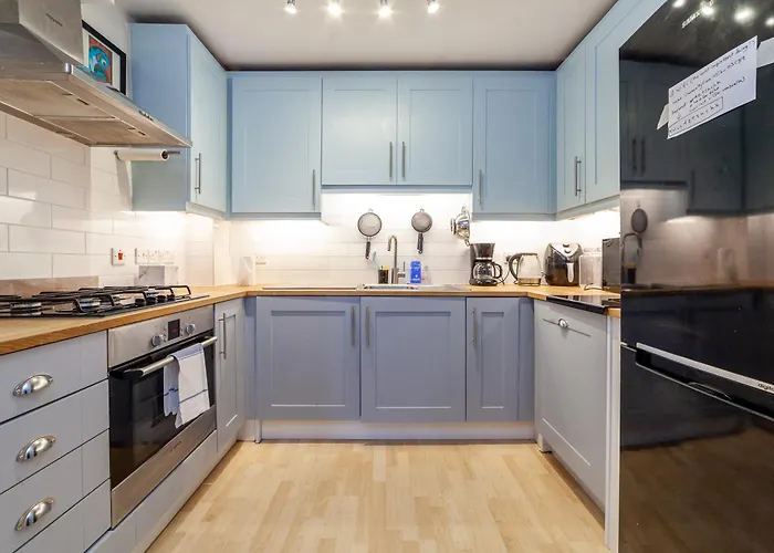Stylish Chic Retreat: 1-Bed, Near Canary Wharf