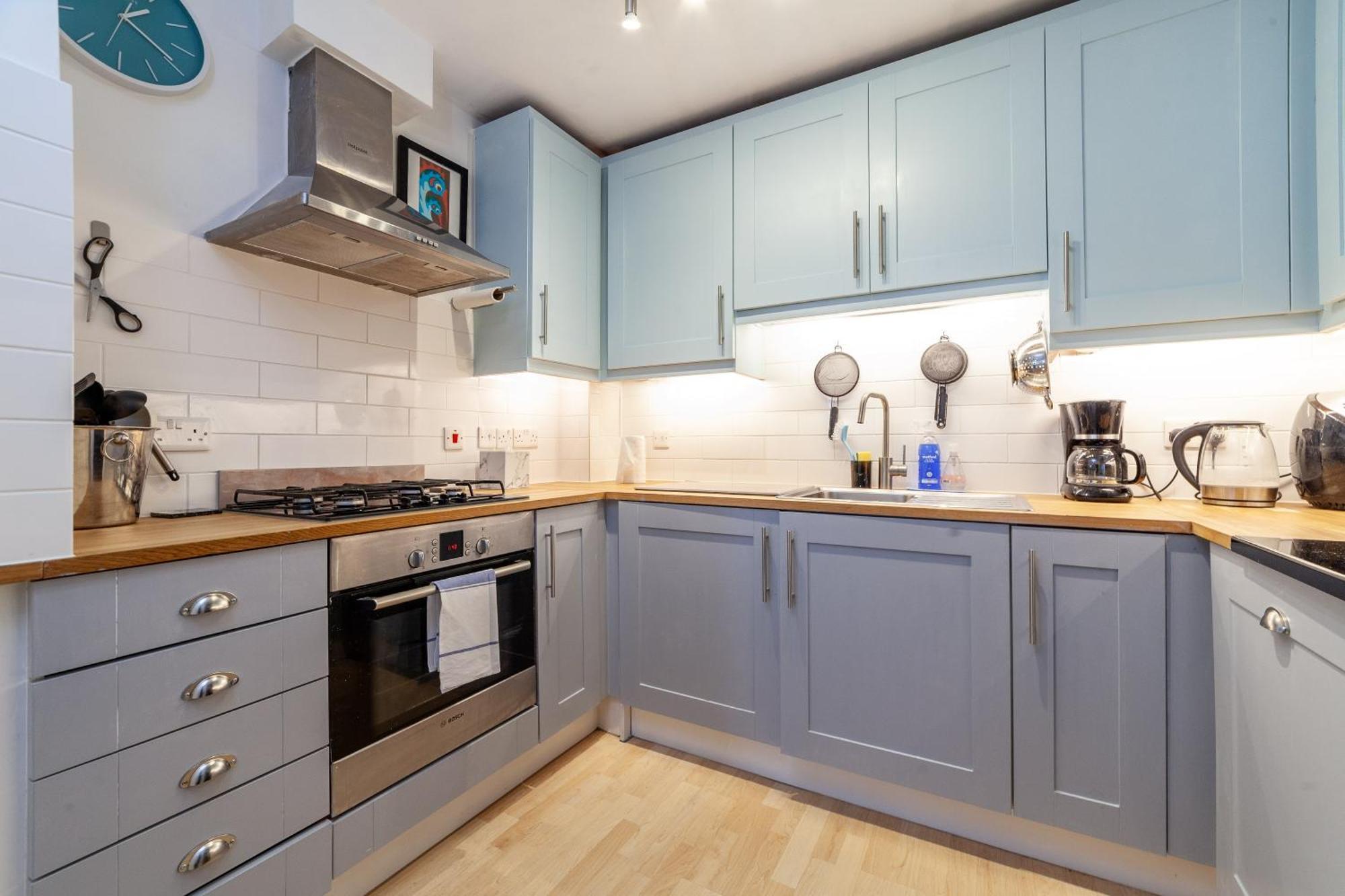 Stylish Chic Retreat: 1-bed, Near Canary Wharf Londra